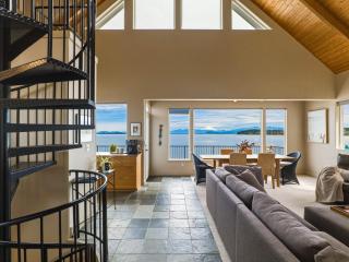 Waterfront Camano Island Retreat, Hot TubKayaks - 8