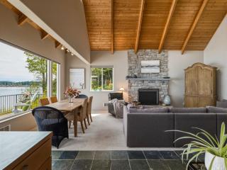 Waterfront Camano Island Retreat, Hot TubKayaks - 2