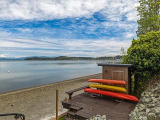 Waterfront Camano Island Retreat, Hot TubKayaks - 3