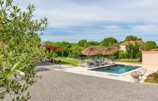 Gorgeous Apartment In Malinska With Swimming Pool - 1