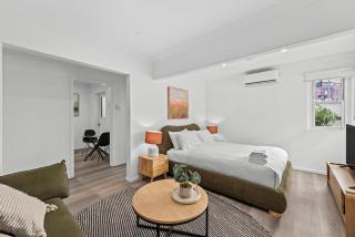 Cozy Studio - Short walk to Hosp and CBD with Balcony - 1