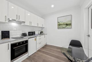Cozy Studio - Short walk to Hosp and CBD with Balcony - 8