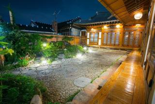 Jeonju Hanok Maeul Hanok Gotek Bugyeongdang - 7