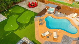 Spacious Retreat with Pool & Hot Tub - 10 Minutes to Downtown - San Antonio - 0