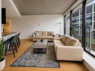 Cozy Downtown Vancouver Apartment Near Gastown - 8