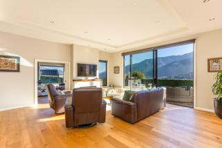 Kelvin Heights Luxury - Lake Views, Spa & Sauna - 7