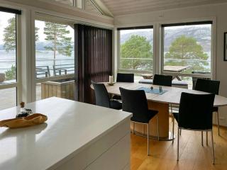 Seaside Cabin With Private Pier In Eidsvåg - Eidsvåg - 5
