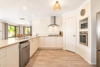 Sandpiper House 4BR Family & Pet-Friendly Stay - Broadwater - 1