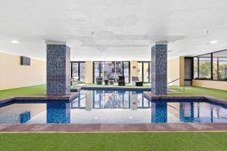 50 Bright Breezy East Perth Pool Gym & Parking - 1
