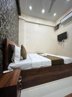 Moody Moon Road No 3 A Block Mahipalpur, PH, 82, 877, 35981 - 6