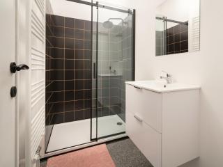 Spacious 2BR Stay near Central Station - 3