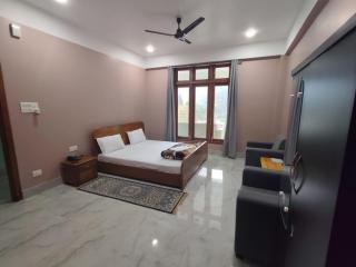 Pine View Hotel - 8