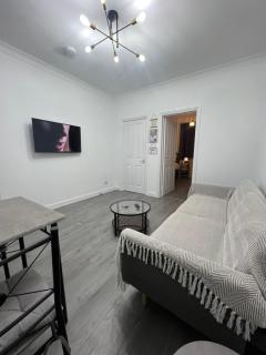 Central Kettering Apartment by SJP Ideal for up to 3 Guests - 4