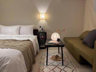 5 minute walk to airport bus and 10 minutes to Hongdae District by Bus - 1
