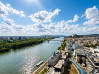 Eurovea Tower, 27th floor apartment, free parking - 3