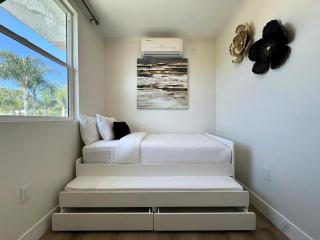 Newly Built & Bright 2BR Home Near Beverly Hills - Great neighborhood - 8