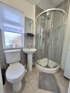 Stylish 4BR House - Family & Contractor Friendly - 9