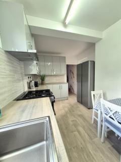 Stylish 4BR House - Family & Contractor Friendly - 8