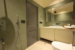 Modern 3BHK Bathtub, Bar & Balcony - 9