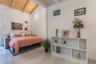 GuestHost - Bright Apartment with Patio & Parking - 3