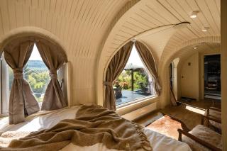 Friday Inn Igloo - Jacuzzi încălzit, Foișor cu încălzire infraroșu si videoproiector, Intimitate, Natură, Priveliște & Iaz - Escapadă romantică premium într-un tiny house unic în Romania - La doar o oră de București si 25 min de Sinaia - 5