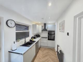 House Sleeps 5 with Garden and Parking - 4