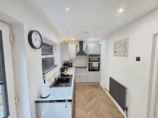 House Sleeps 5 with Garden and Parking - 3