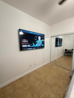 Modern Vegas Studio Suite With Private Entrance - 7