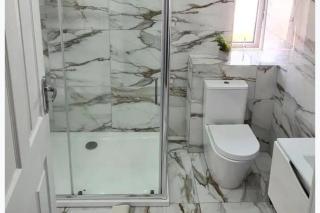 Salford - House - Sleeps 4 - Parking - 5