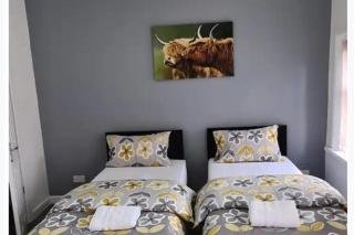 Salford - House - Sleeps 4 - Parking - 8