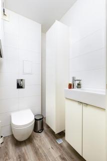 Modern & Bright Cherry Apt in South with Private PARKING - 8