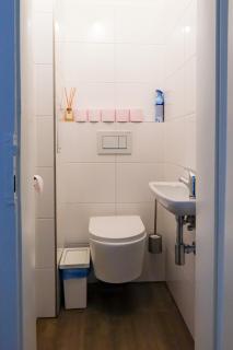 Rentero Bright City Apartment with 3 Bedrooms - 4