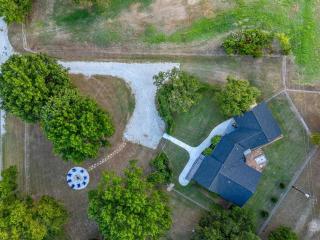 Charming Texas Farmhouse Stay with Modern Western Flair near NRS Ranch in Decatur, TX - 1