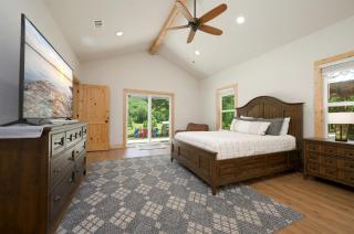 Enchanting Riverside Cabin Retreat with Mountain Views near Sardis Lake Oklahoma - 9