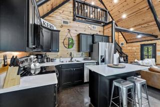 Charming Cabin with Hot Tub Near Casino & State Park in Hochatown, Oklahoma - 8