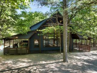 Charming Cabin with Hot Tub Near Casino & State Park in Hochatown, Oklahoma - 7
