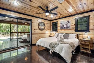 Charming Cabin with Hot Tub Near Casino & State Park in Hochatown, Oklahoma - 5
