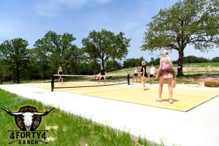Bright Modern Treehouse with Pickleball Court Near LBJ Grasslands | Alvord, Texas - 8