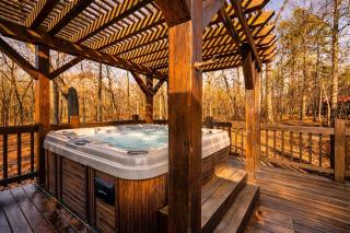 Charming Cabin with Wrap-Around Porch & Hot Tub near Beavers Bend – Hochatown, OK - 8