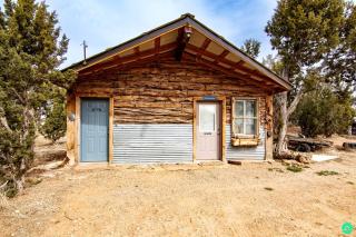 Adorable Glamping Cabin on a Wheat Farm for a Unique Getaway near Canyonlands National Park in Utah - 2