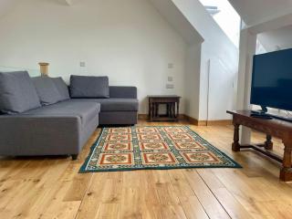 Apartment Sleeps 6 with Parking - 0