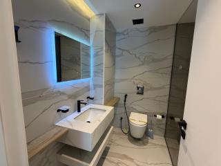 Sleek 1BR Modern Heart of Abdali, Amman - 3