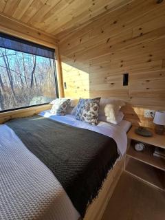 Pine: Serene Tiny House Nestled in the Woods in Quakertown for a Romantic Glamping Getaway in Pennsylvania - 7