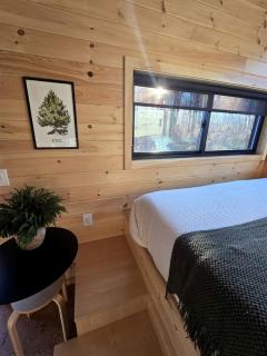 Pine: Serene Tiny House Nestled in the Woods in Quakertown for a Romantic Glamping Getaway in Pennsylvania - 6