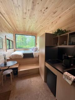 Eastern Redbud: Escape to a Cozy Woodland Tiny Home and a Peaceful Forest Retreat Perfect for Two in Pennsylvania - 9