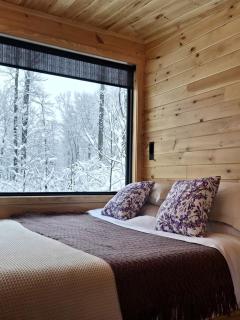 Eastern Redbud: Escape to a Cozy Woodland Tiny Home and a Peaceful Forest Retreat Perfect for Two in Pennsylvania - 8