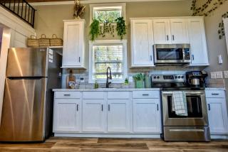 Whimsical Mountain Tiny House with Hot Tub near South Cumberland State Park Tennessee - 7