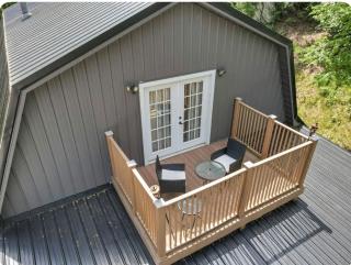 Luxurious Cabin Retreat with Pickleball Court & Hot Tub near Hocking Hills, Sugar Grove OH - 4