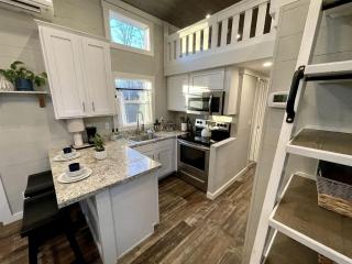 Chic Tiny Cabin with Jacuzzi, Screened Porch and Grill in Tennessee - 7