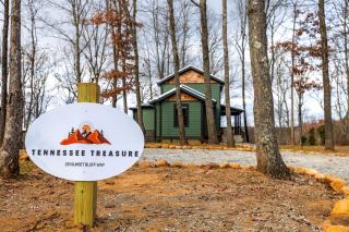 Scenic Bluffside Tiny Home Retreat with Kid-Friendly Loft near South Cumberland in Monteagle, Tennessee - 9